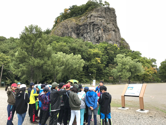 町のシンボル「瞰望岩」で、ジオ・エコ・ヒトのつながりを学ぶ。