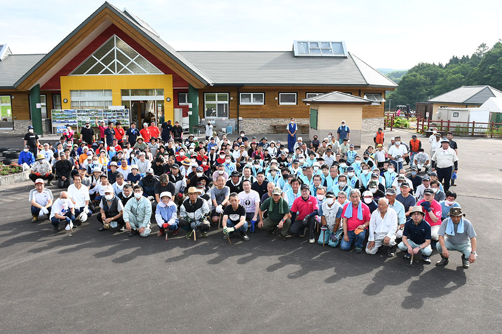 ７月３０日のコスモス園草取り作業に参加された皆さん