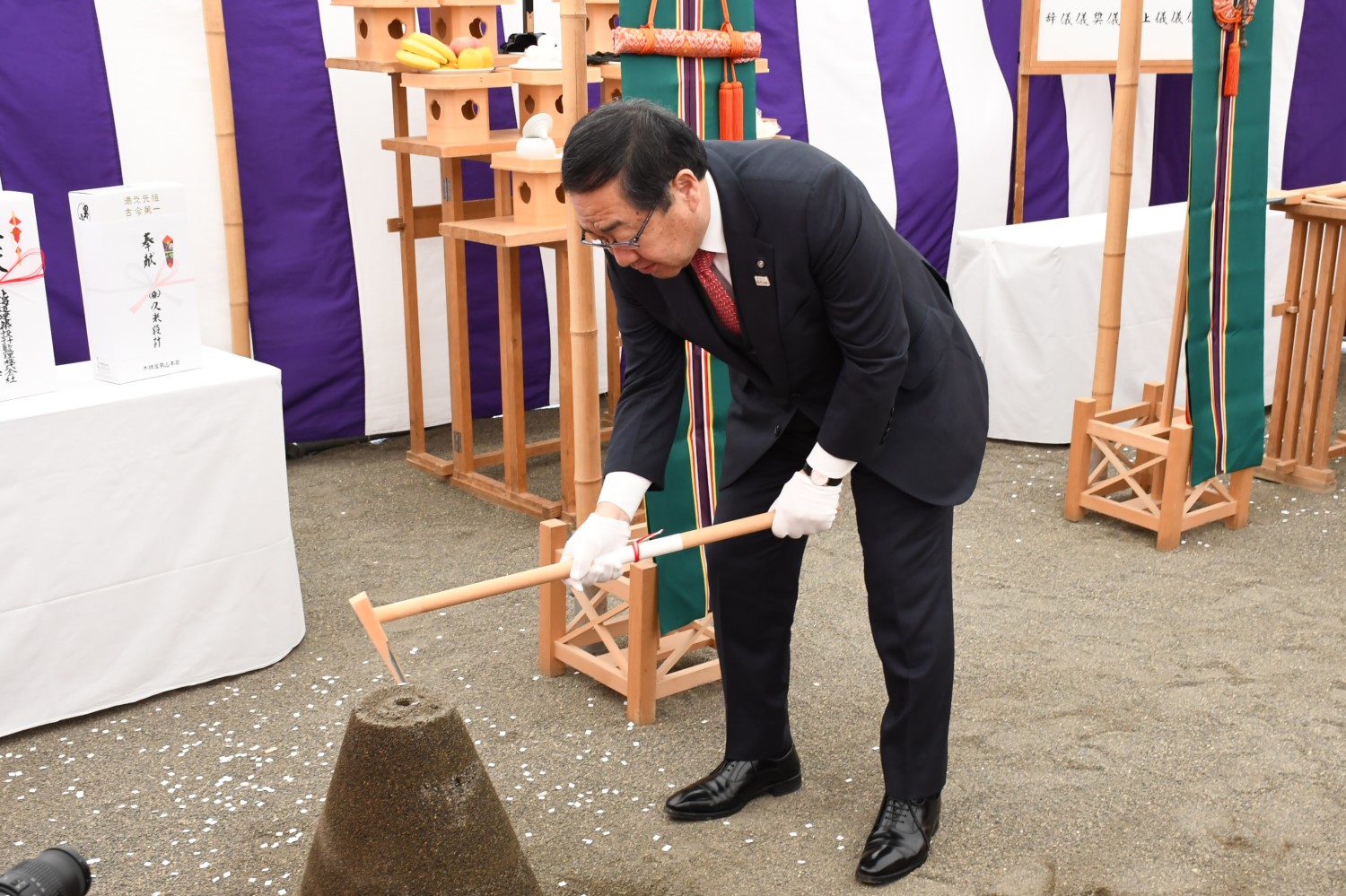 鍬入れ（施主：遠軽町　佐々木修一町長）