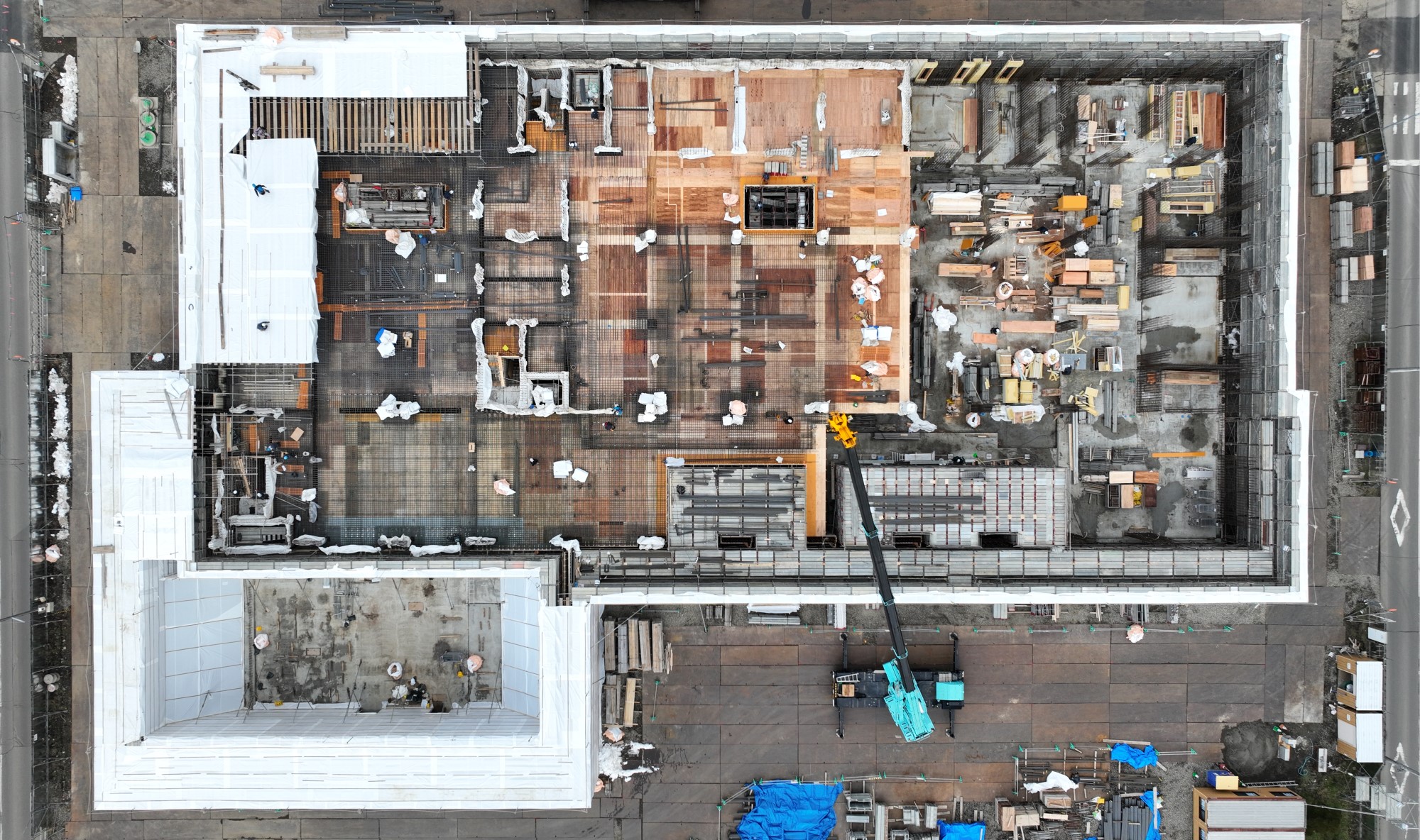 令和６年１２月４日　上空写真：躯体工事（１階）アンボンドケーブ配置、スラブ型枠・配筋