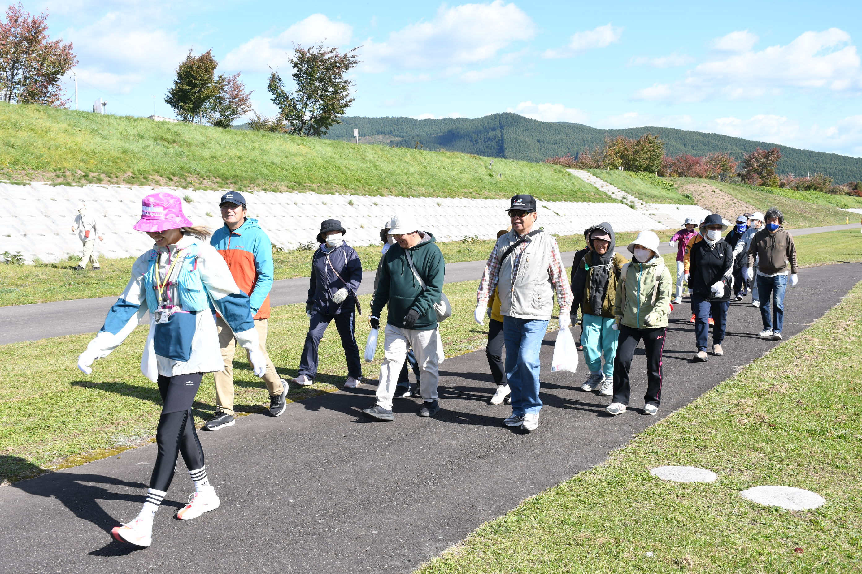 町民ハイキング風景