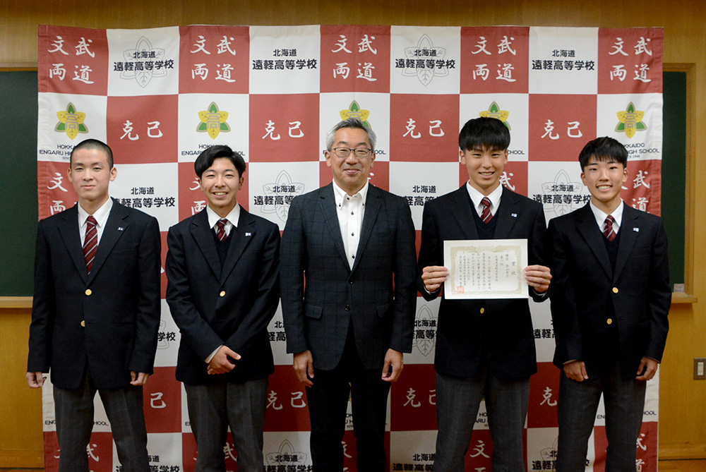 尾形友秀校長と全道制覇を果たした選手たち