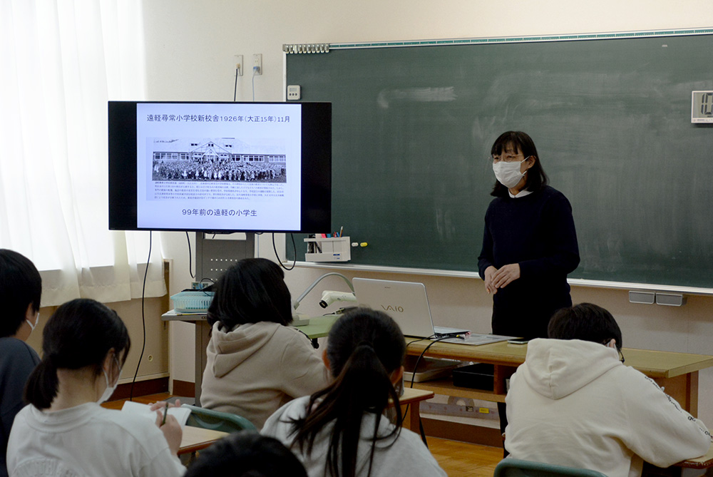 昔の遠軽小学校について説明している様子
