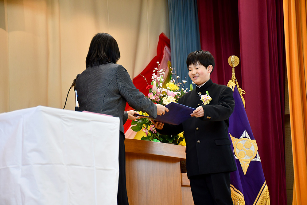 卒業証書を受け取る卒業生