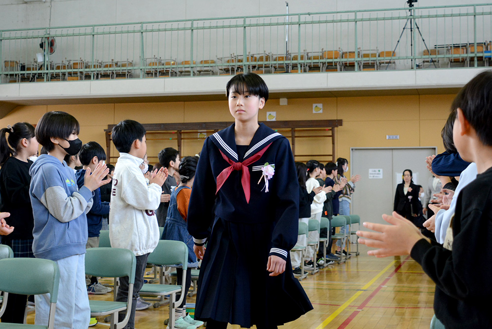入場する卒業生