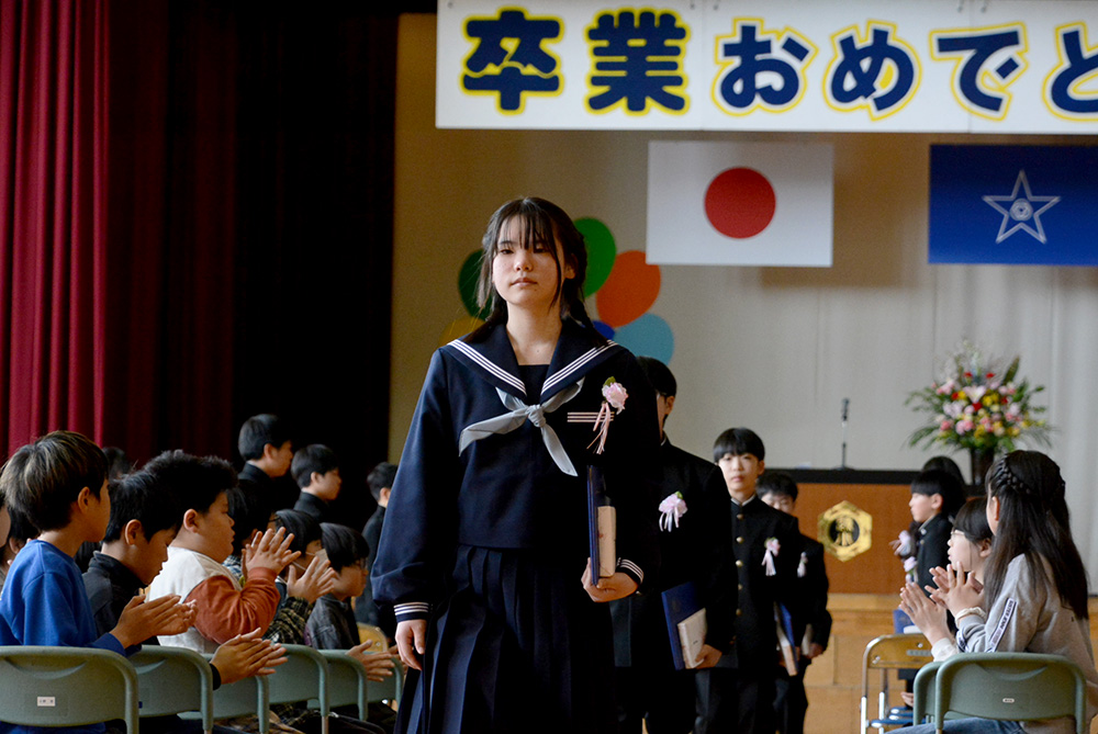 退場する卒業生