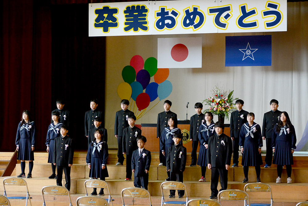 卒業生による合唱