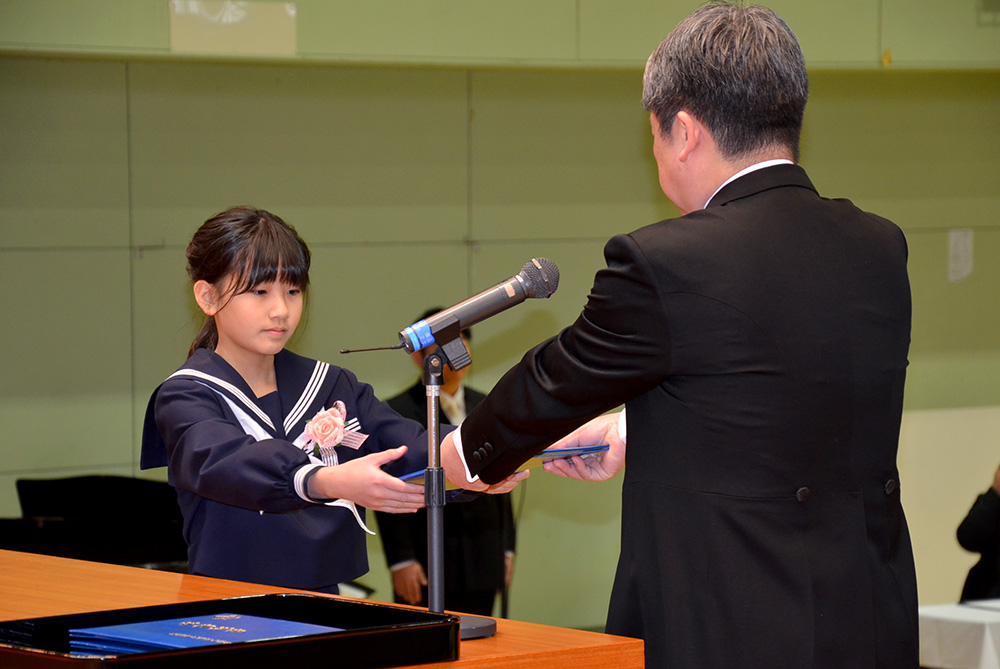 卒業証書を受け取る卒業生