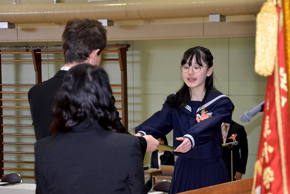 卒業証書を受け取る卒業生
