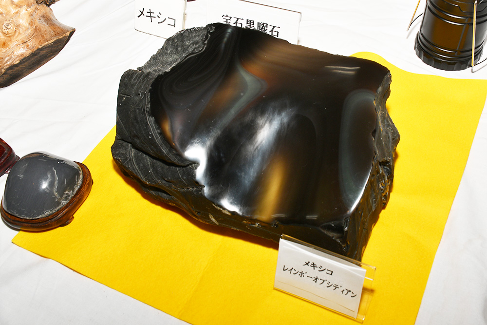 光り輝く黒曜石